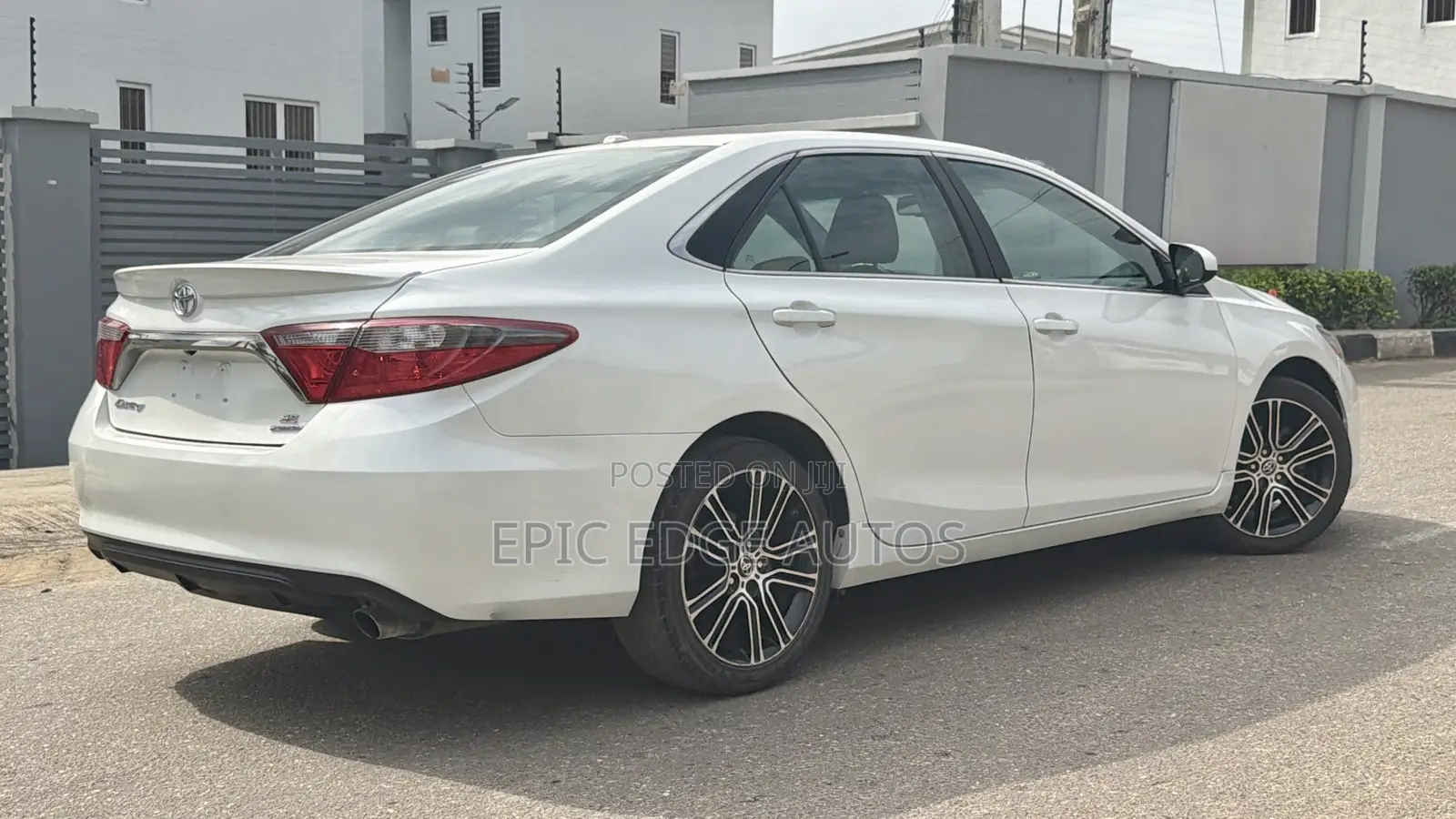 Toyota Camry SE w/Special Edition Pkg (2.5L 4cyl 6A) 2016 White