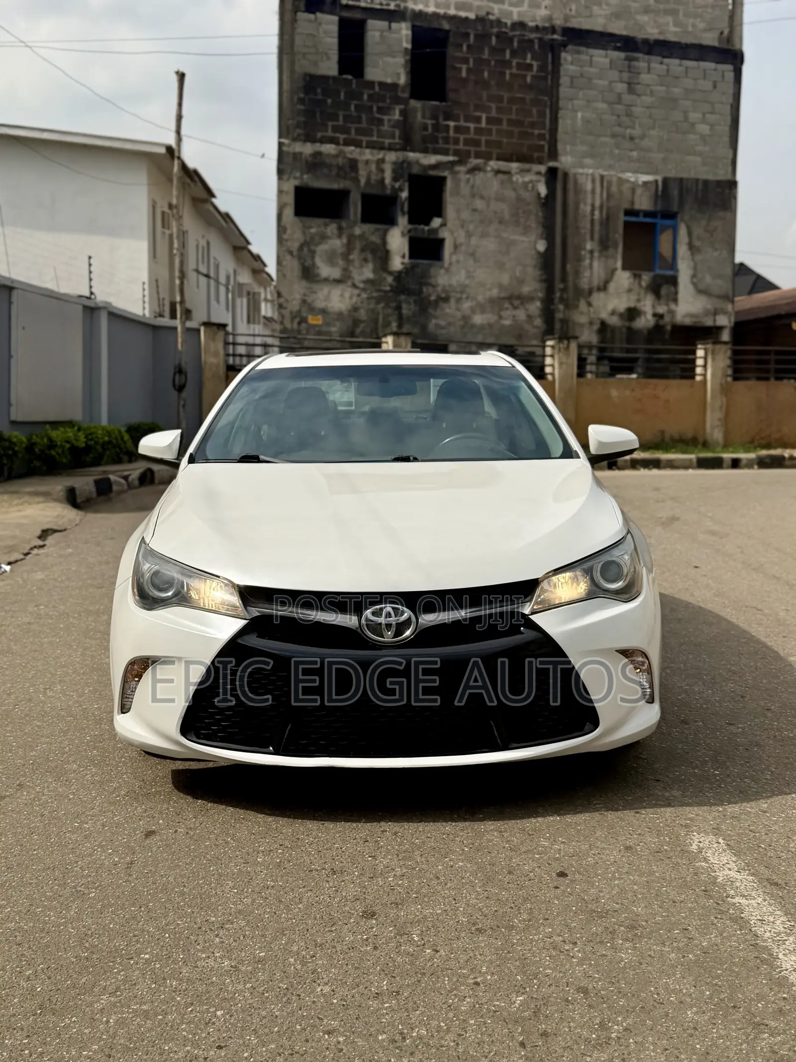 Toyota Camry SE w/Special Edition Pkg (2.5L 4cyl 6A) 2016 White