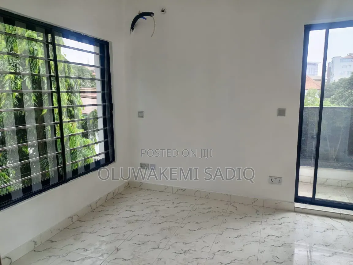 3bdrm Apartment in Ikeja Gra for rent