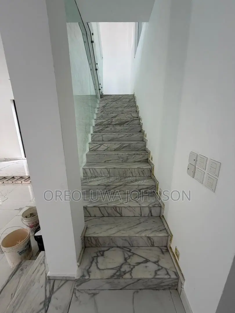 4bdrm Mansion in Lekki for sale