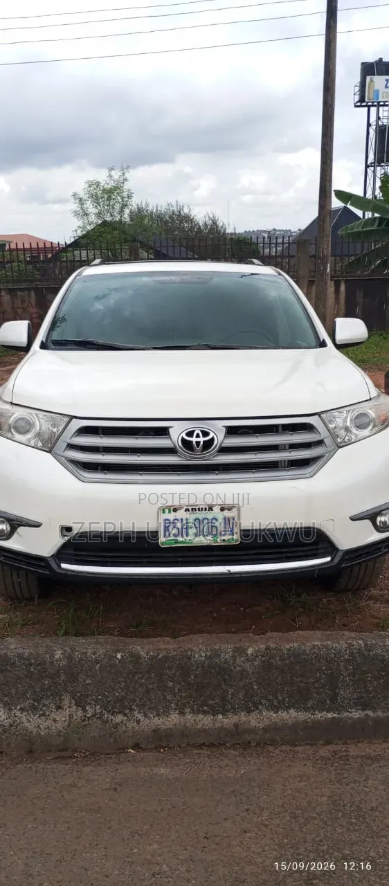 Toyota Highlander SE 2011 White