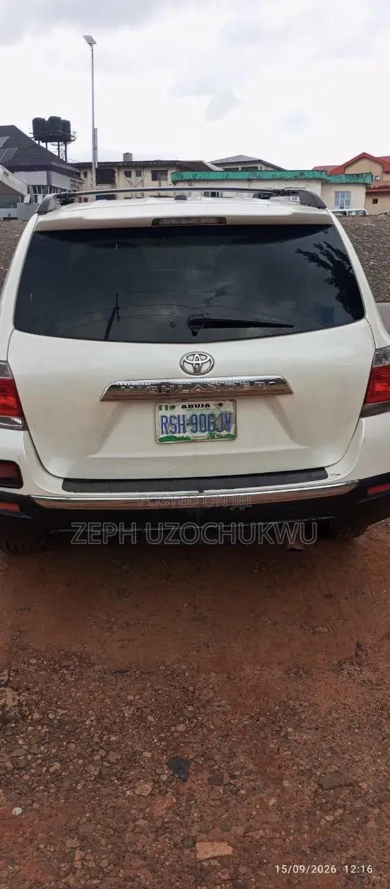 Toyota Highlander SE 2011 White