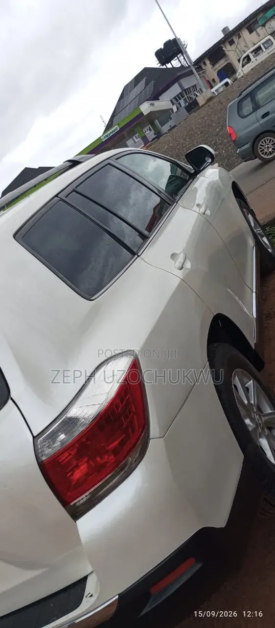 Toyota Highlander SE 2011 White