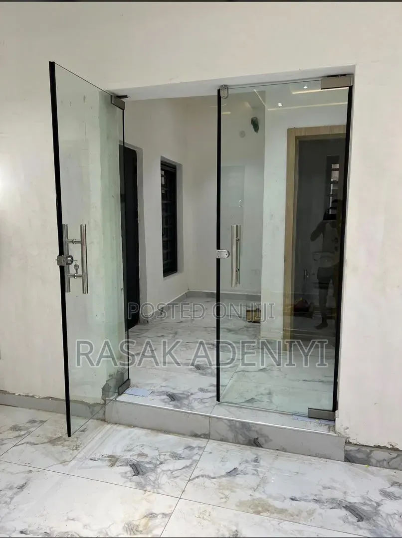 Frameless Swing Door