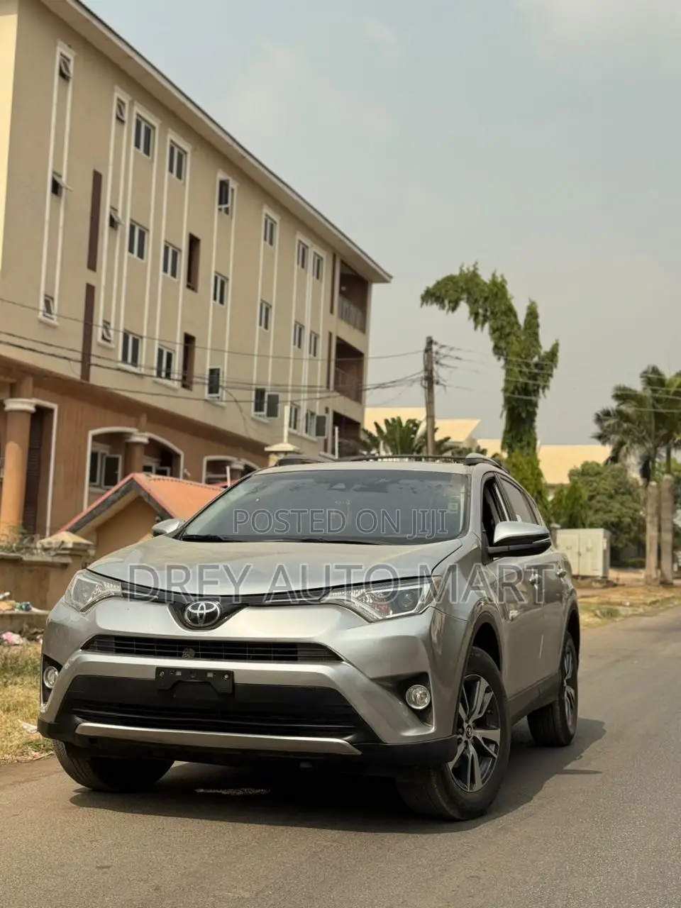 Toyota RAV4 XLE 4dr SUV AWD (2.5L 4cyl 6A) 2018 Silver