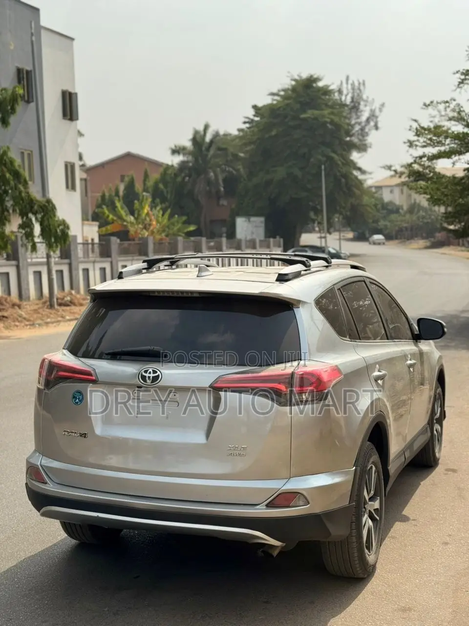 Toyota RAV4 XLE 4dr SUV AWD (2.5L 4cyl 6A) 2018 Silver