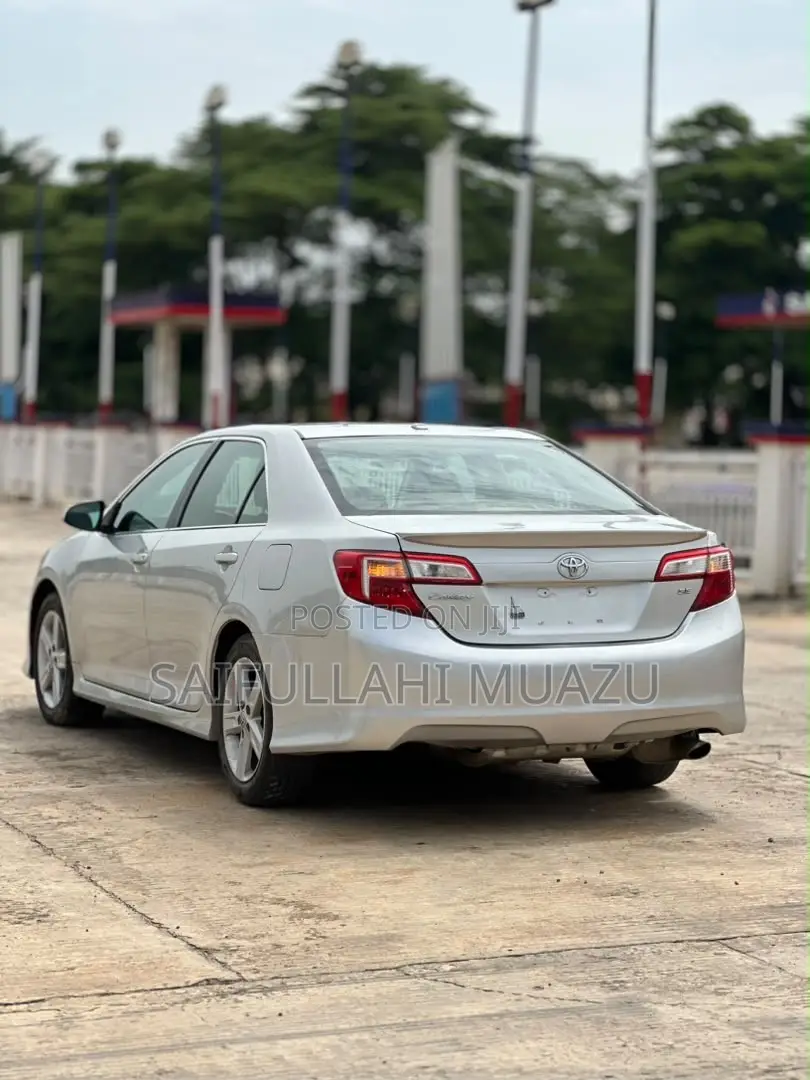 Toyota Camry SE 4dr Sedan (2.5L 4cyl 6A) 2013 Silver
