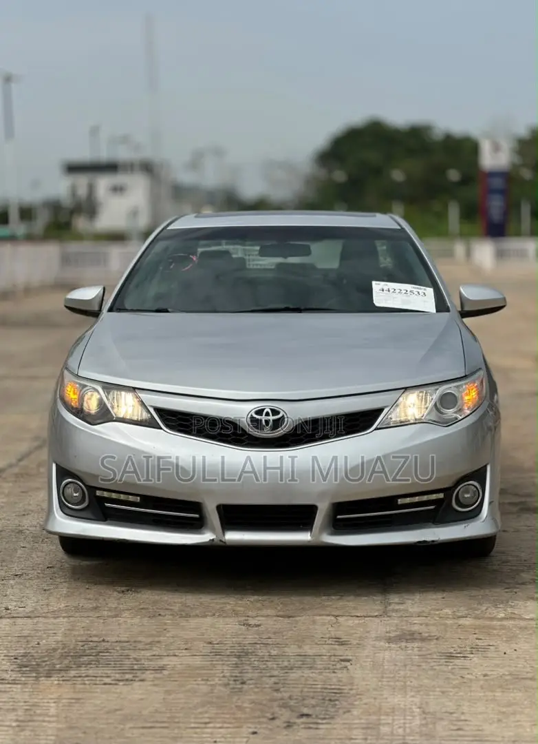 Toyota Camry SE 4dr Sedan (2.5L 4cyl 6A) 2013 Silver