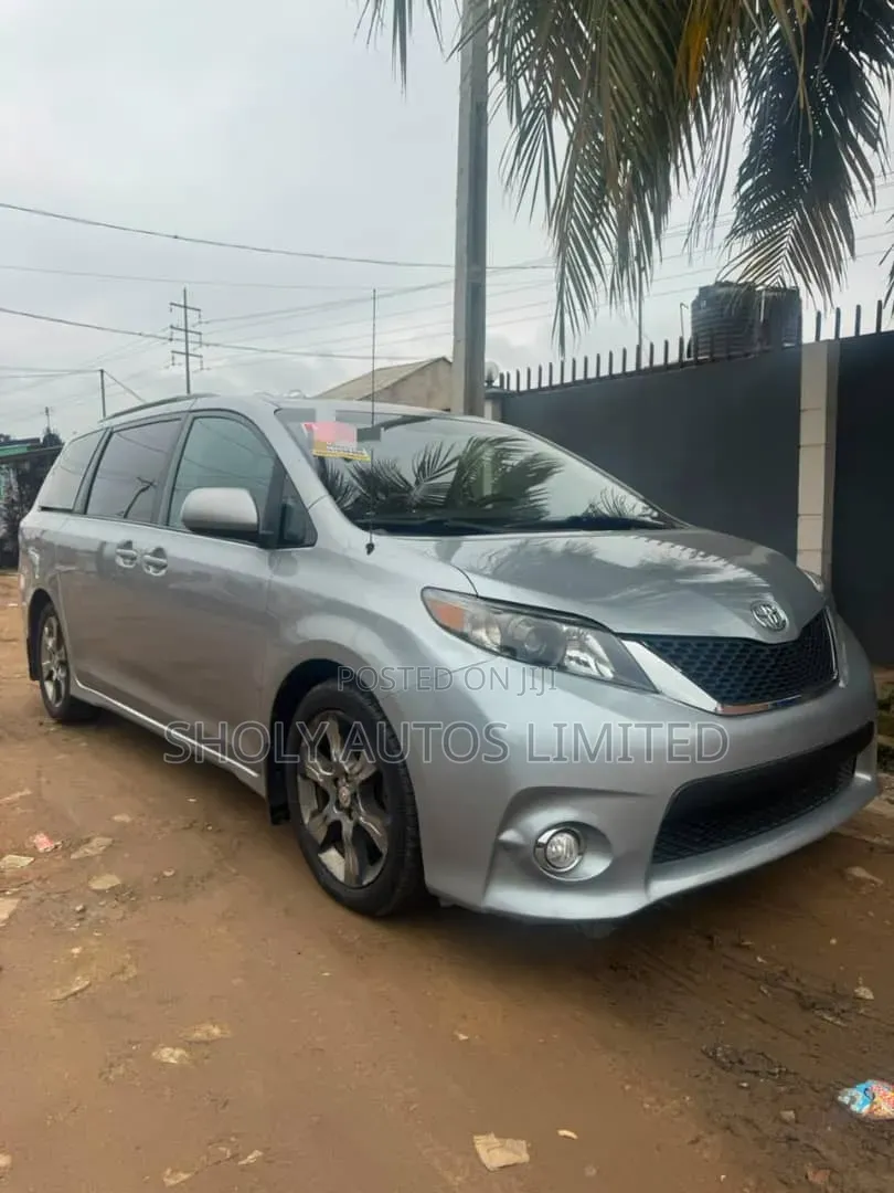 Toyota Sienna SE 8 Passenger 2011 Silver