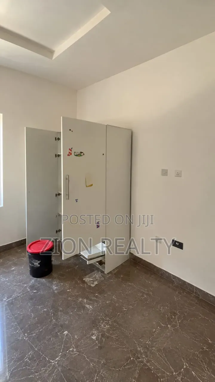 2bdrm Apartment in Royal Garden Estate, Lakowe for rent