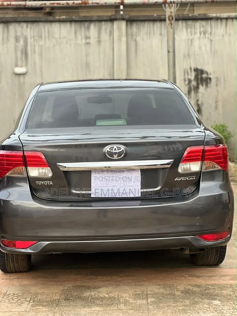 Toyota Avensis 2015 Gray