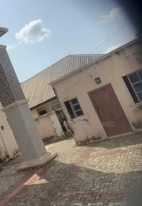 4bdrm Duplex in Oshimili North for sale