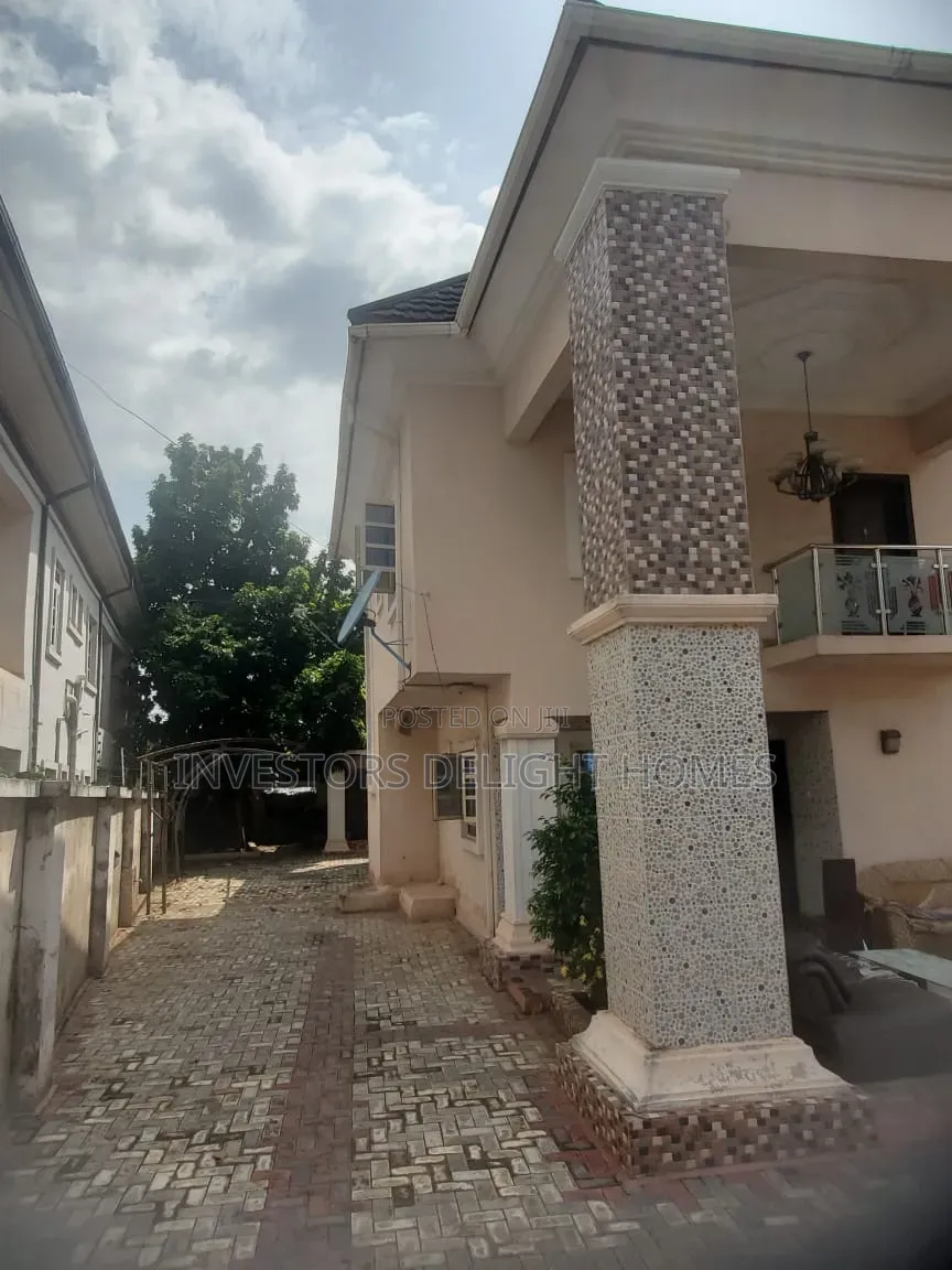 4bdrm Duplex in Oshimili North for sale