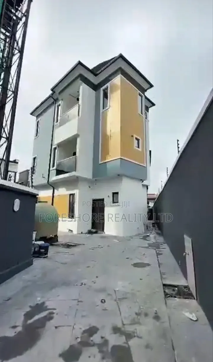 5bdrm Duplex in Medina for sale