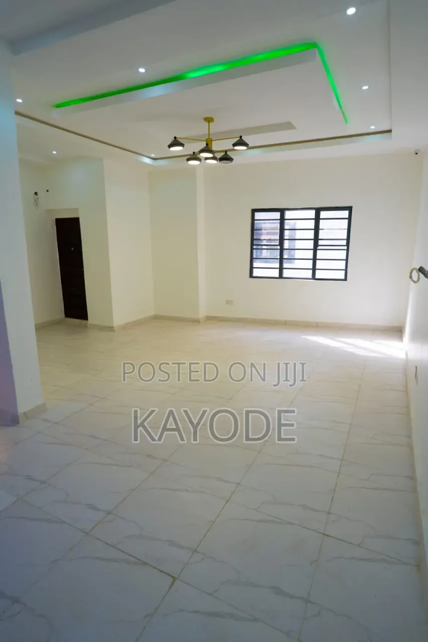 4bdrm Duplex in Lafiaji for sale