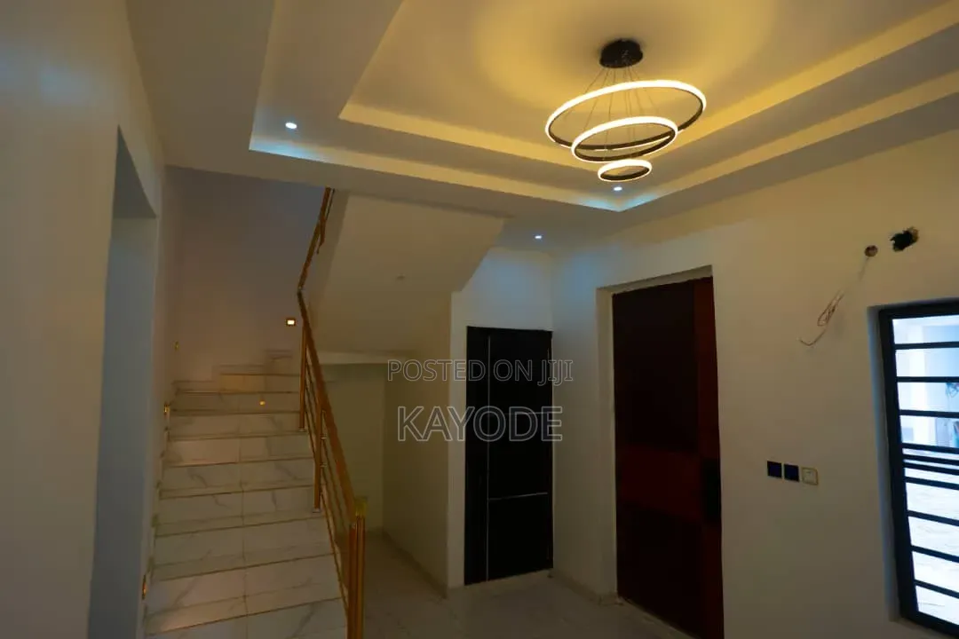 4bdrm Duplex in Lafiaji for sale