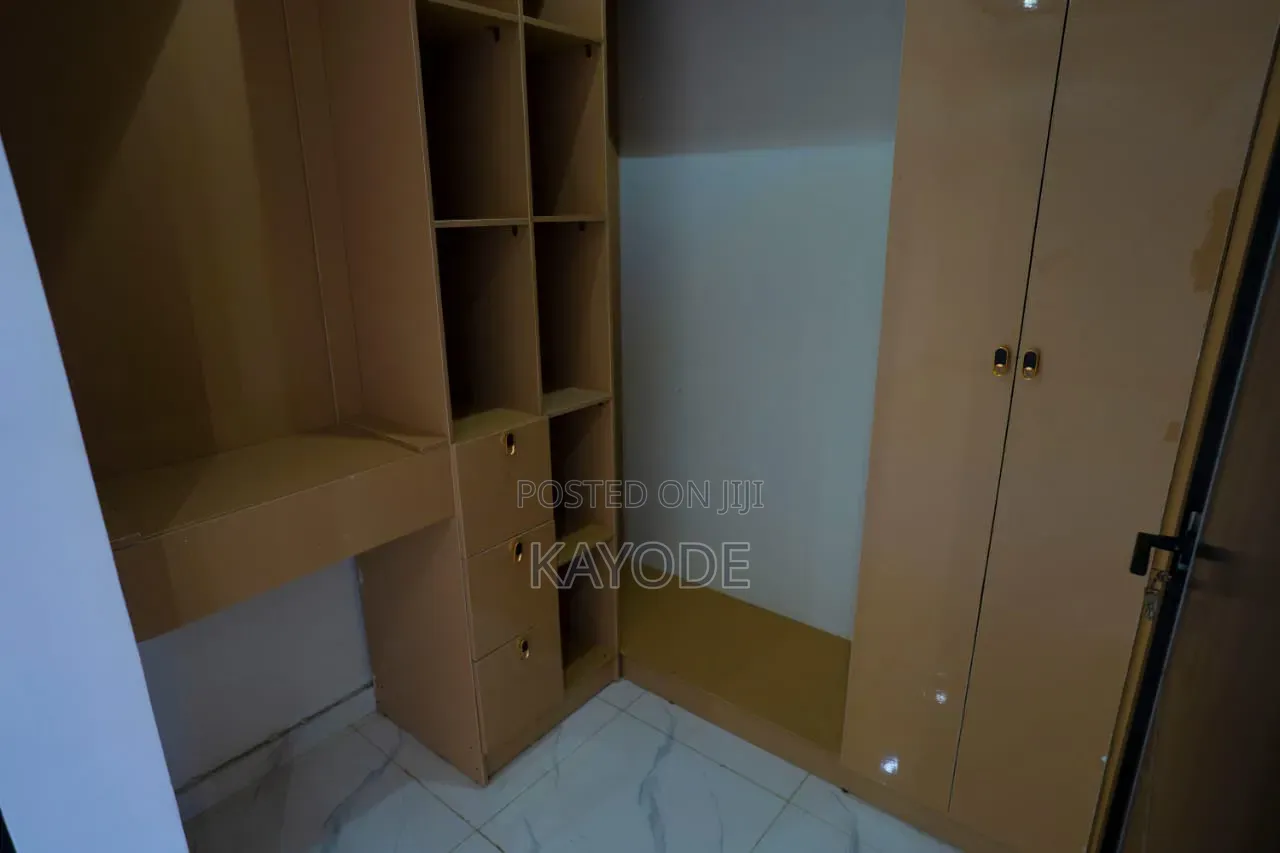 4bdrm Duplex in Lafiaji for sale