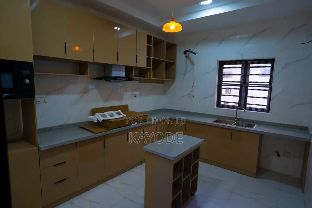 4bdrm Duplex in Lafiaji for sale