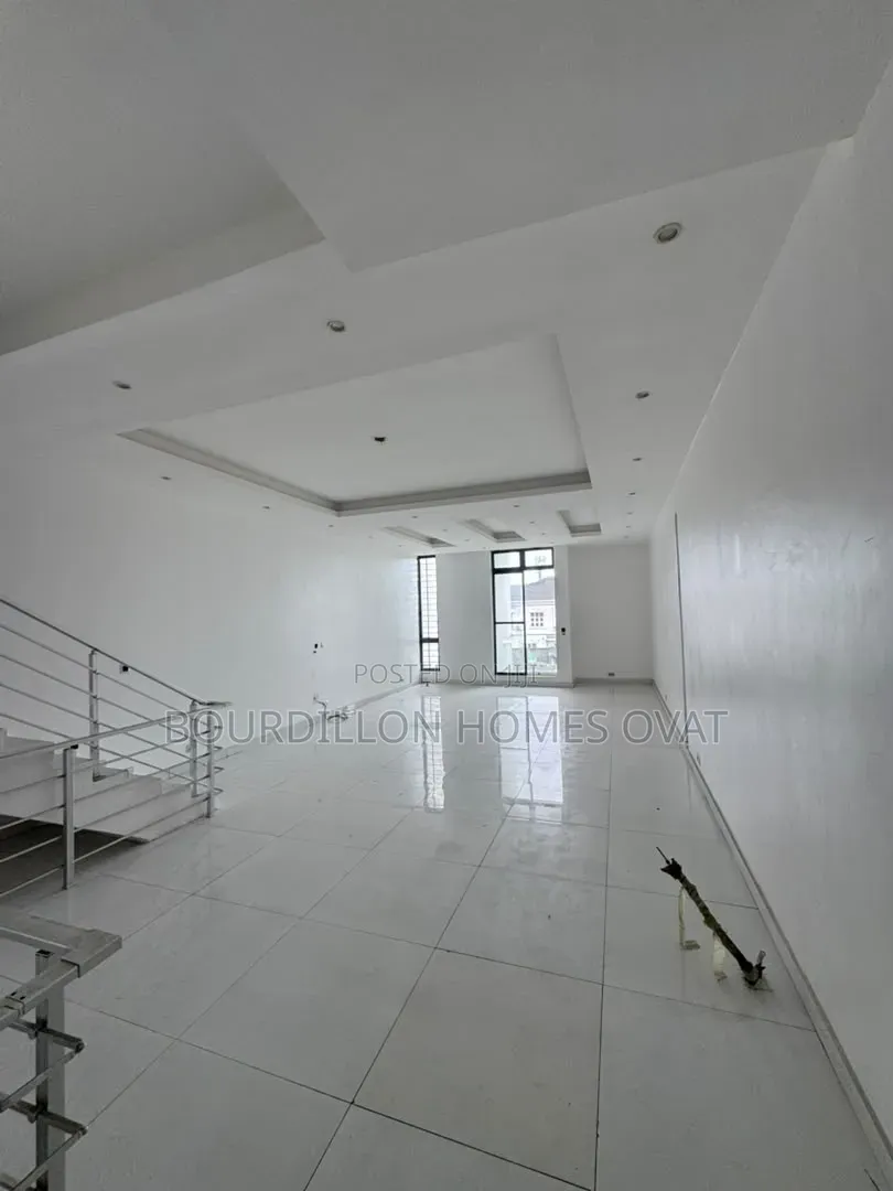 4bdrm Duplex in Lekki Phase 1 for rent