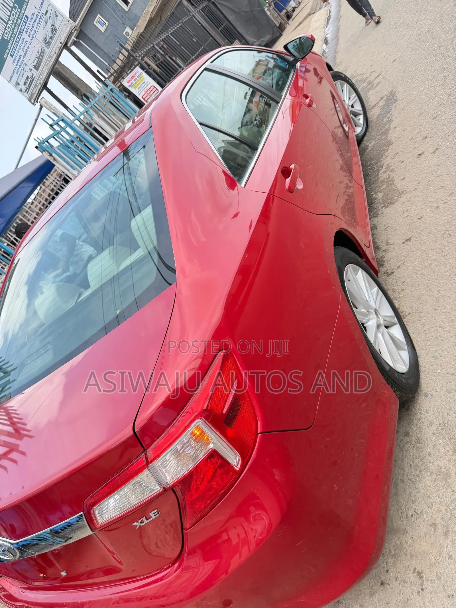 Toyota Camry XLE 4dr Sedan (2.5L 4cyl 6A) 2012 Red