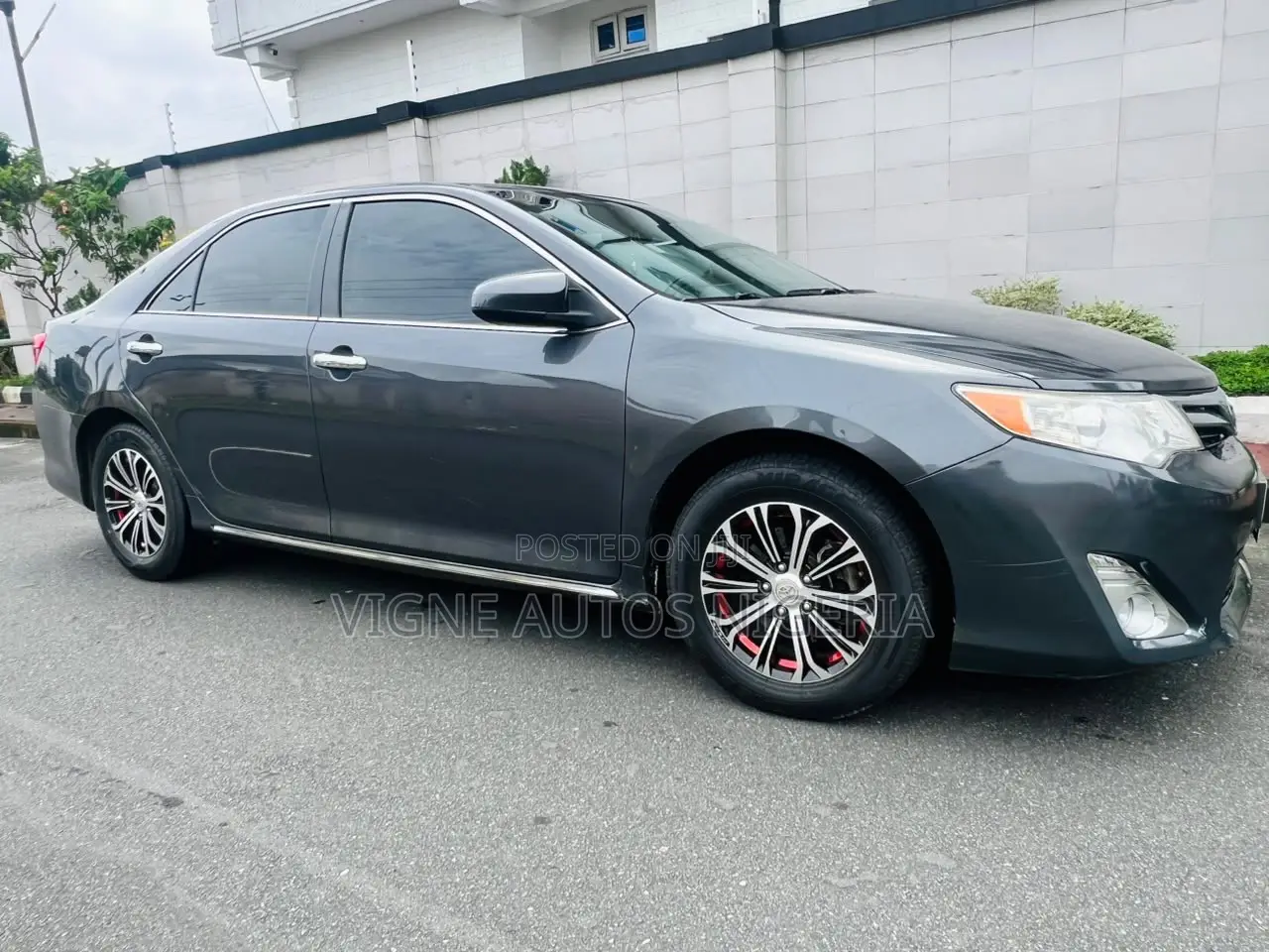 Toyota Camry LE 4dr Sedan (2.5L 4cyl 6A) 2013 Gray