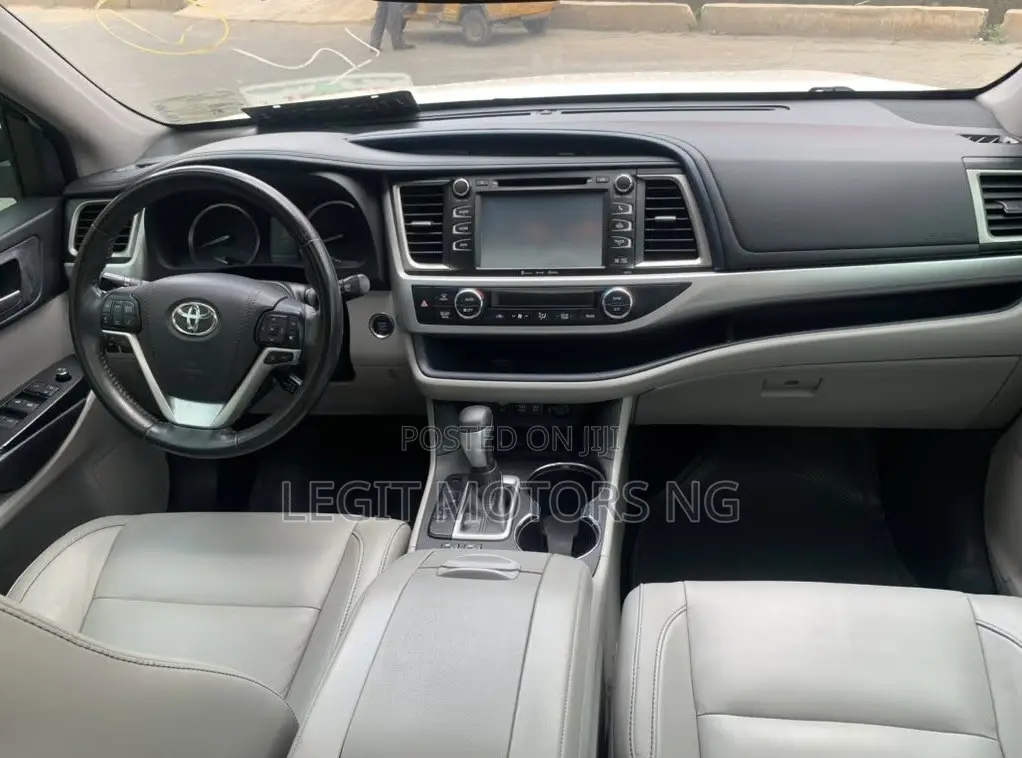 Toyota Highlander XLE 4x4 V6 (3.5L 6cyl 8A) 2018 White