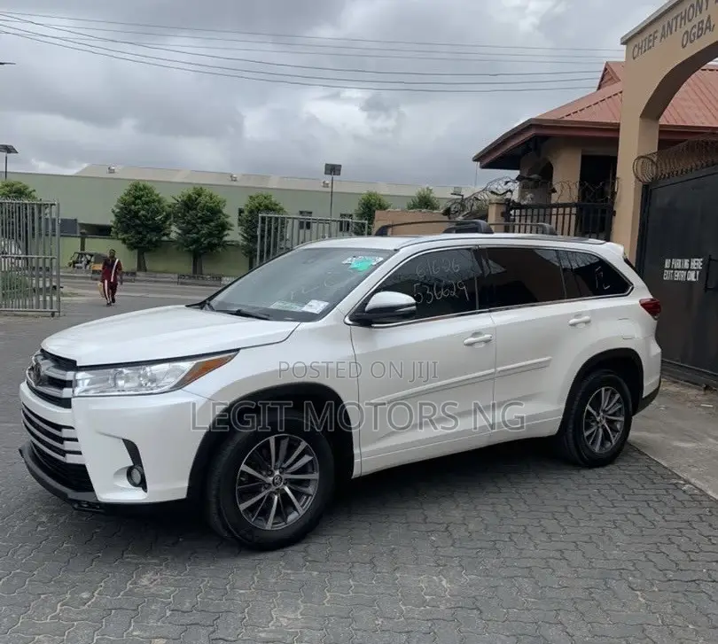 Toyota Highlander XLE 4x4 V6 (3.5L 6cyl 8A) 2018 White