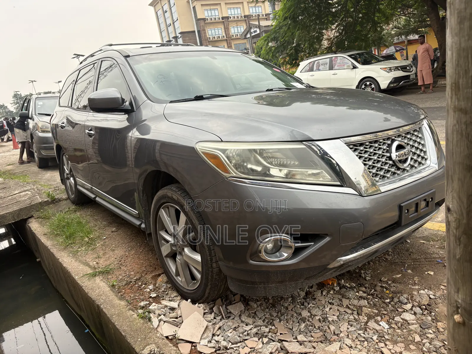 Nissan Pathfinder Platinum 4dr SUV 4WD (3.5L 6cyl CVT) 2015 Gray
