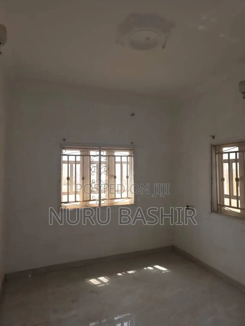 3bdrm Block of Flats in Zionist Estate, Akala Express for rent