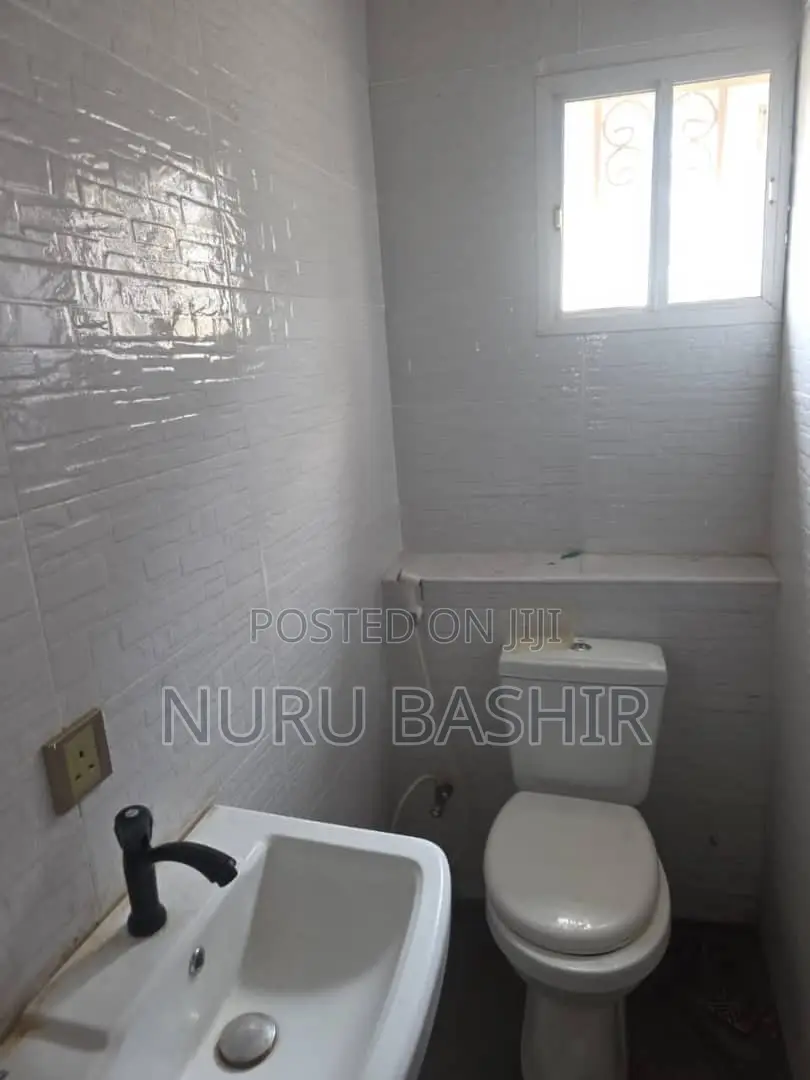 3bdrm Block of Flats in Zionist Estate, Akala Express for rent