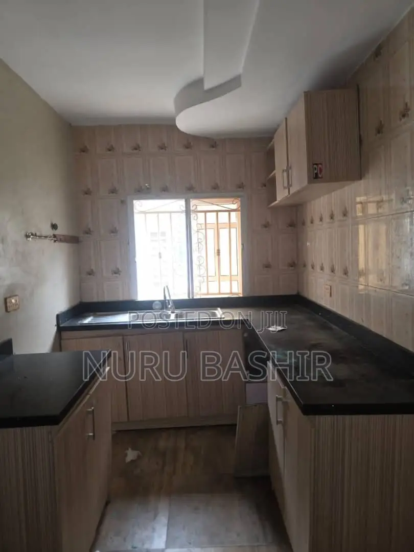 3bdrm Block of Flats in Zionist Estate, Akala Express for rent