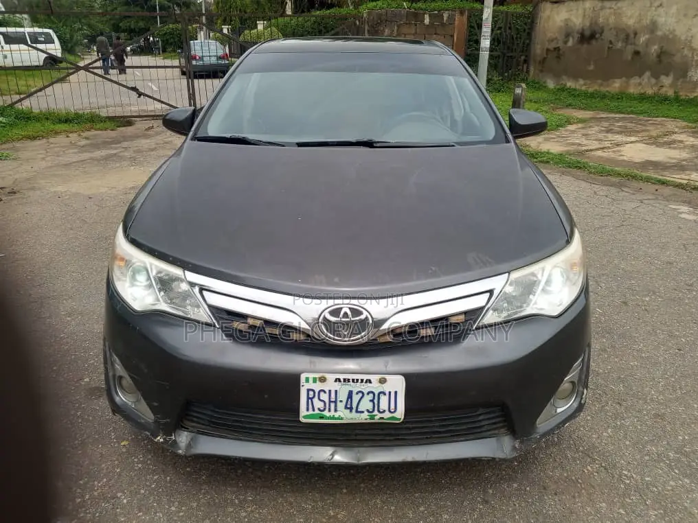 Toyota Camry XLE 4dr Sedan (2.5L 4cyl 6A) 2013 Gray