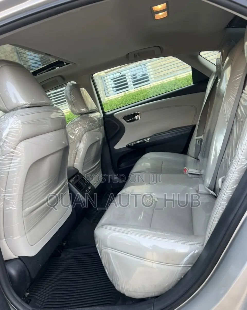 Toyota Avalon Limited 4dr Sedan (3.5L 6cyl 6A) 2014 Silver