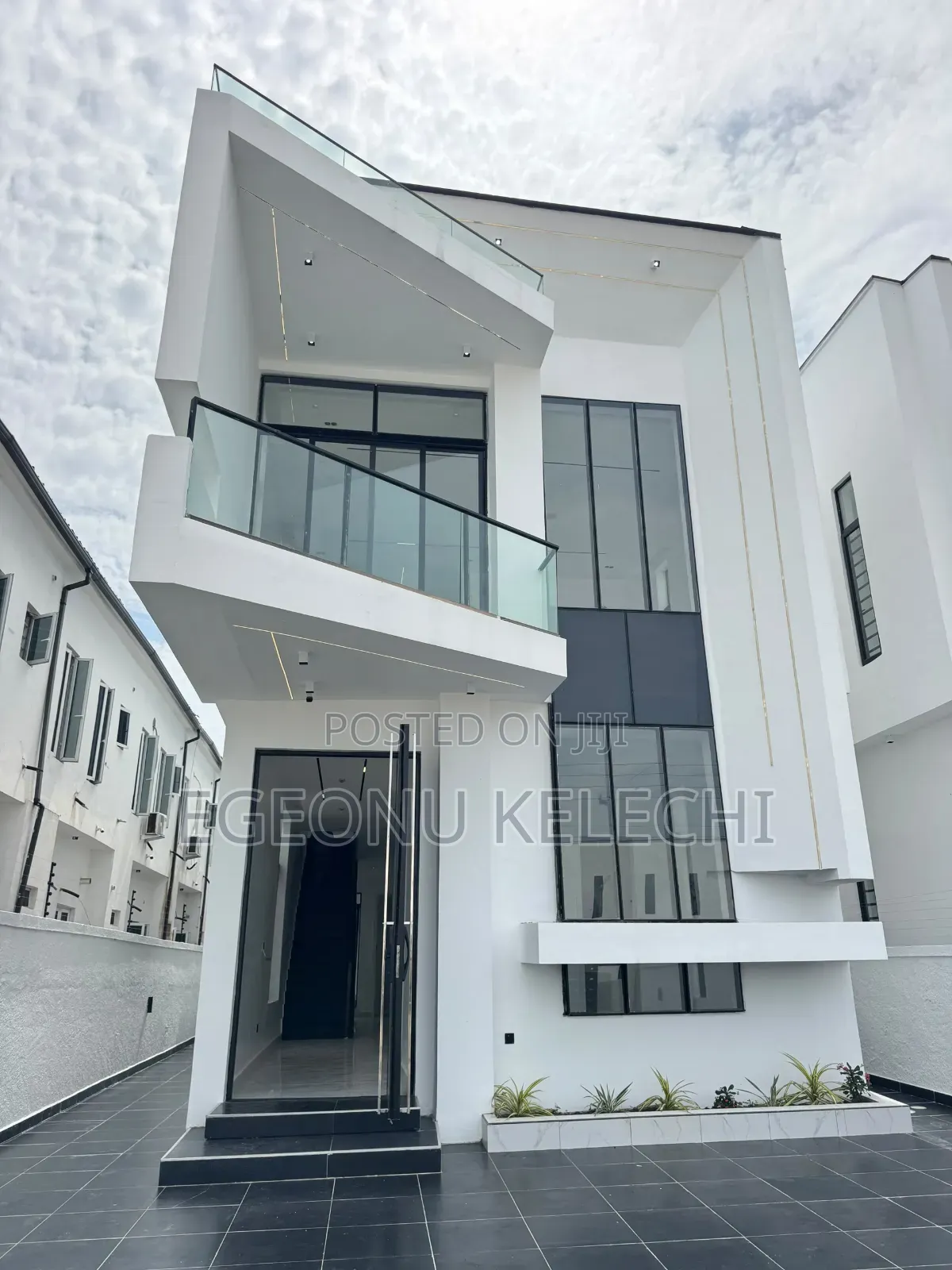 5bdrm Duplex in Chevron for sale