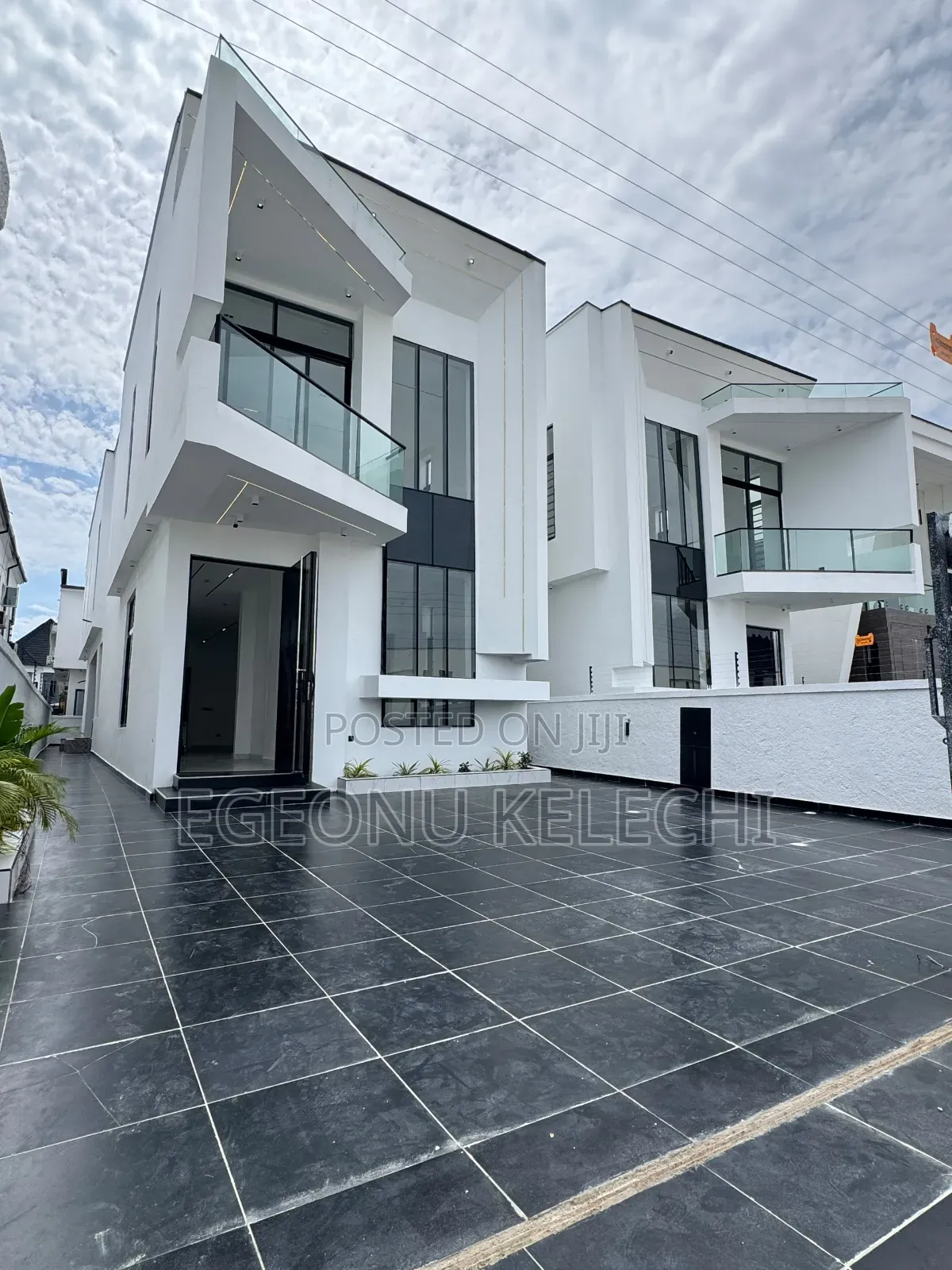 5bdrm Duplex in Chevron for sale