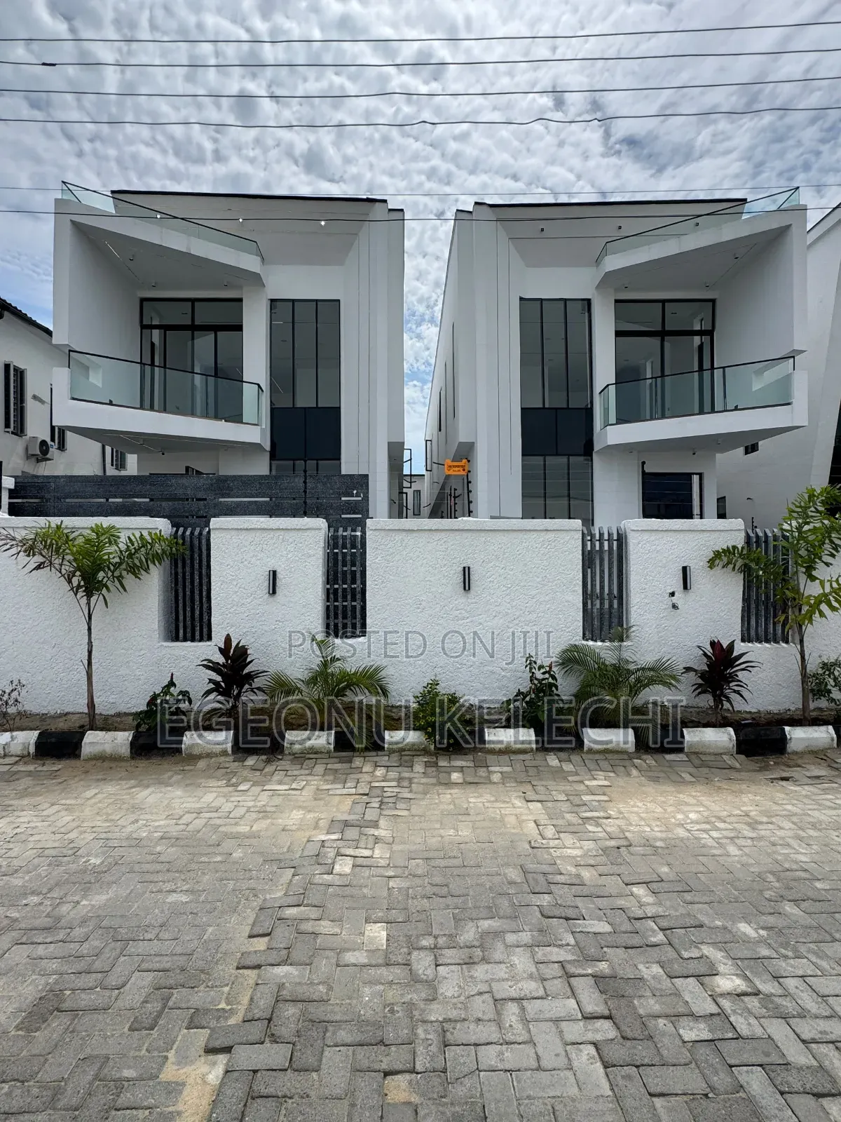 5bdrm Duplex in Chevron for sale