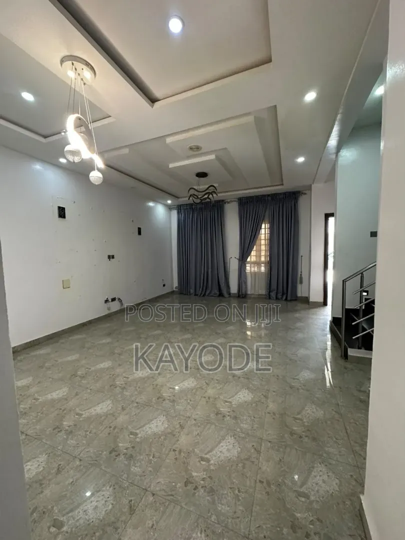 4bdrm Townhouse / Terrace in Alexandra Terraces, Ikate for rent