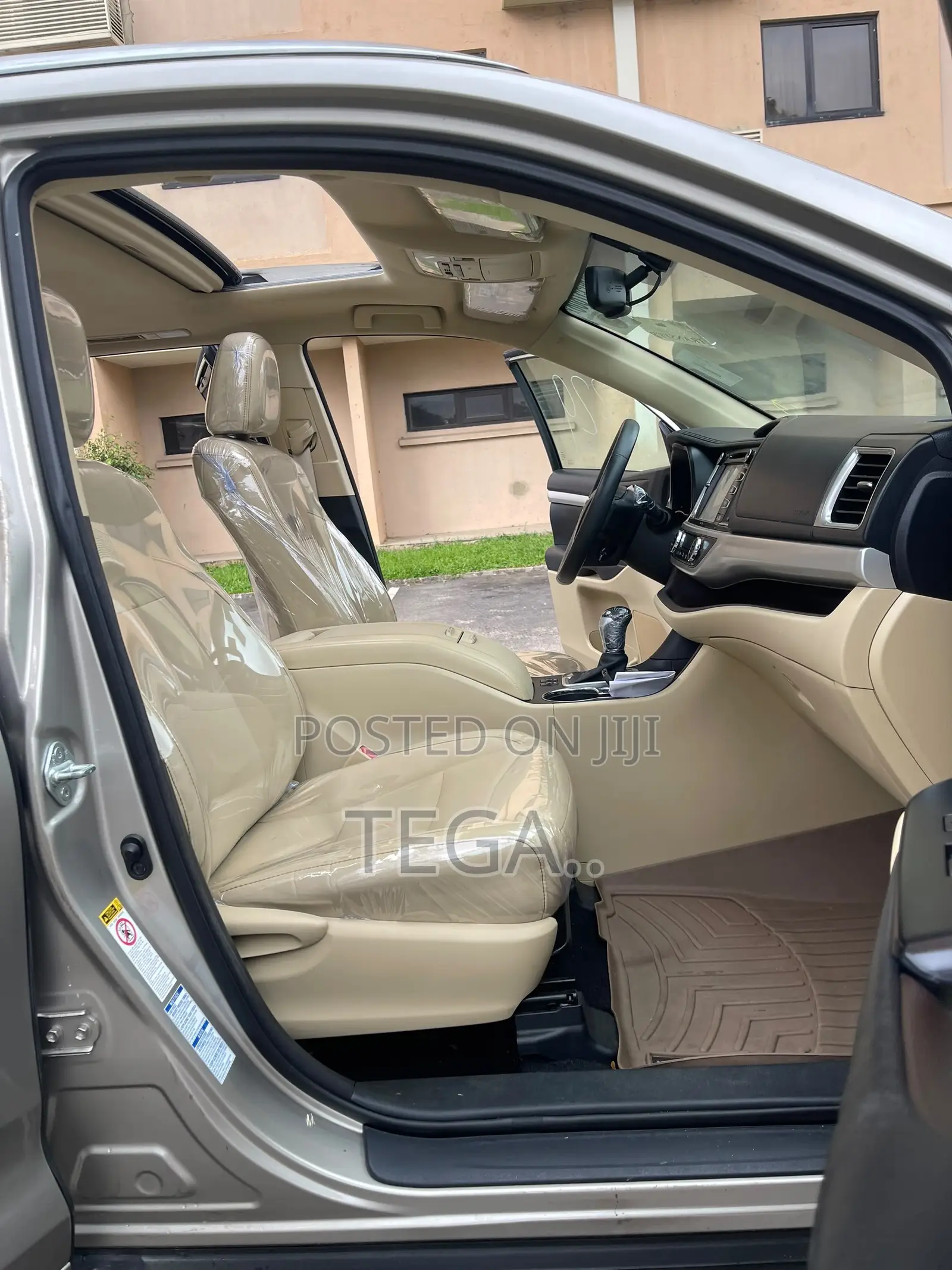 Toyota Highlander XLE 4dr SUV AWD (3.5L 6cyl 6A) 2015 Gold