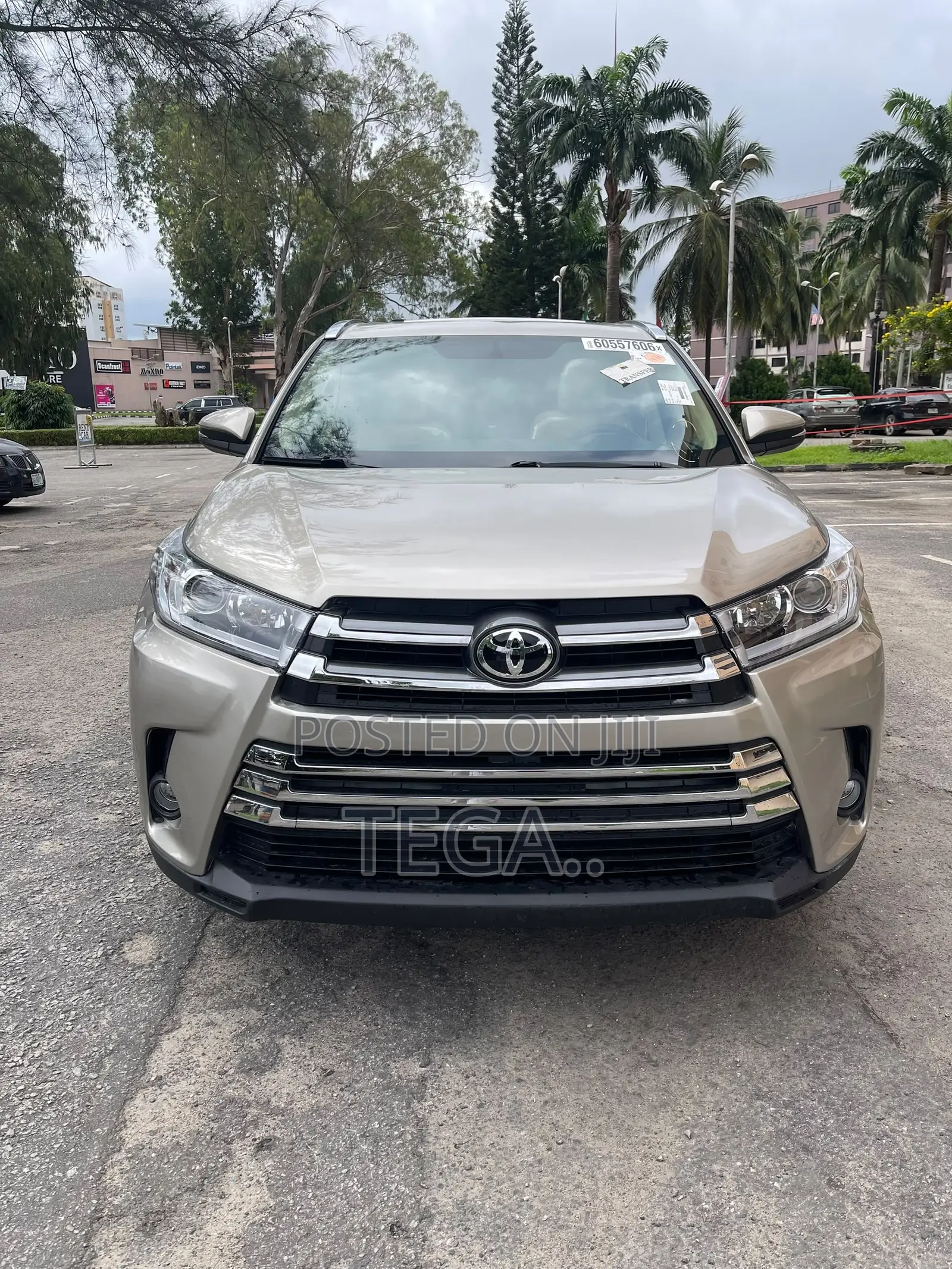 Toyota Highlander XLE 4dr SUV AWD (3.5L 6cyl 6A) 2015 Gold