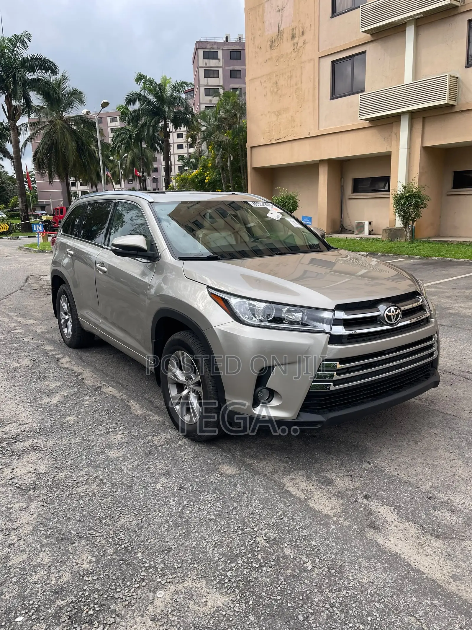 Toyota Highlander XLE 4dr SUV AWD (3.5L 6cyl 6A) 2015 Gold