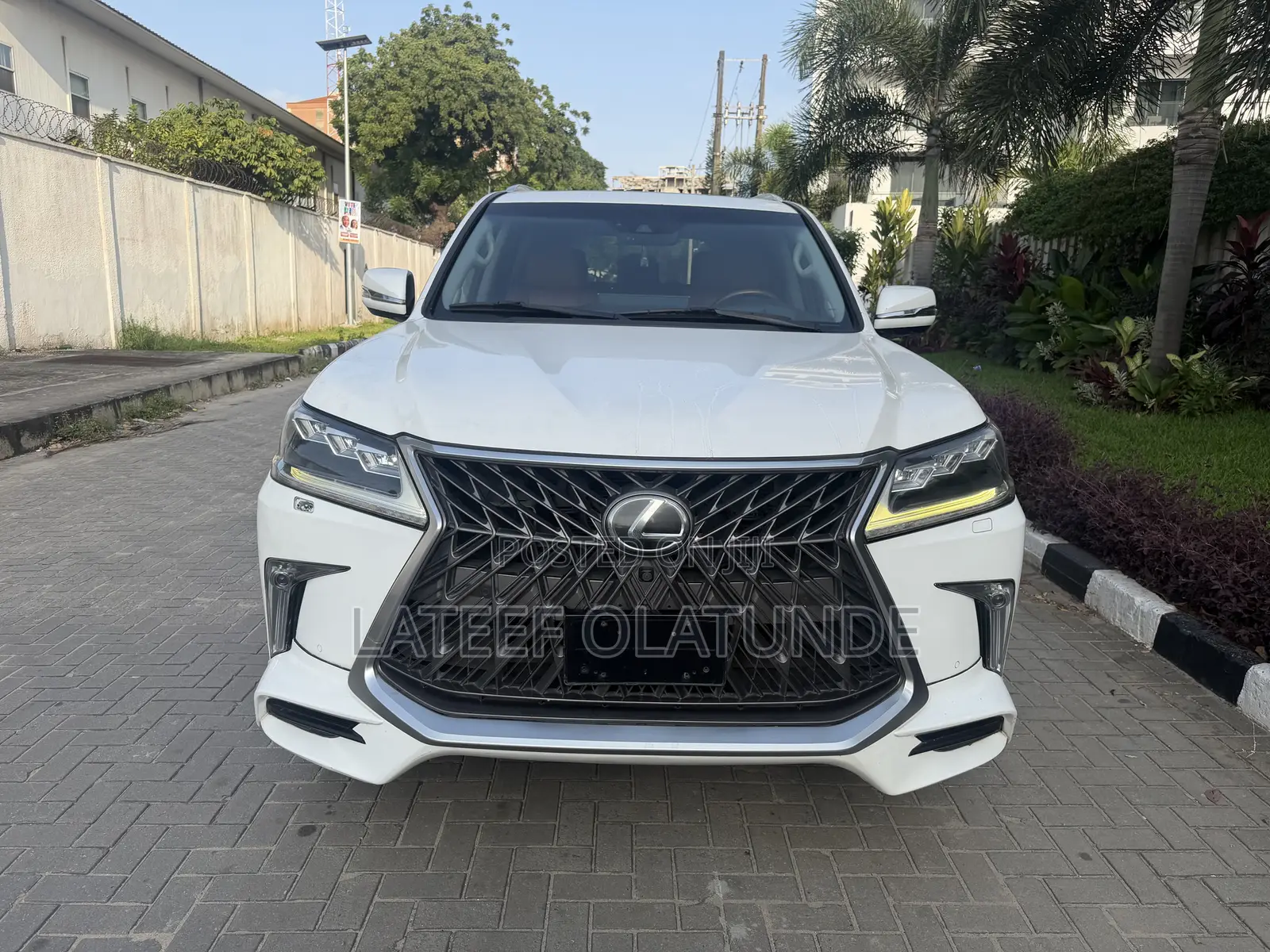 Lexus LX 570 AWD 2017 White