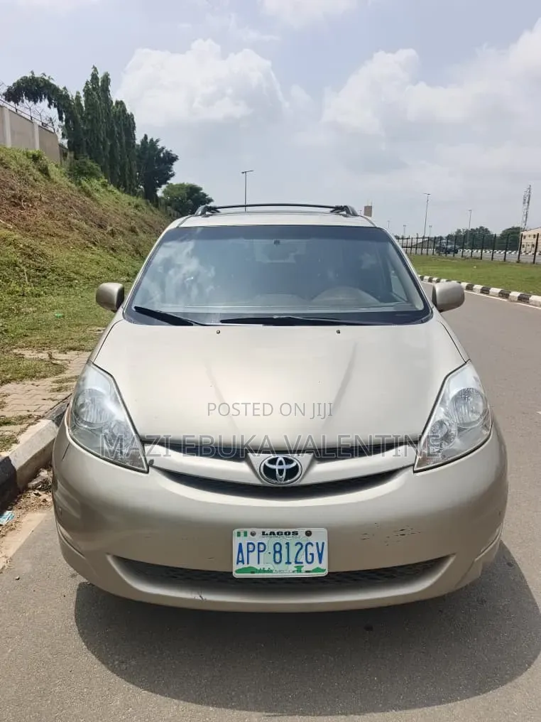 Toyota Sienna 2009 Gold