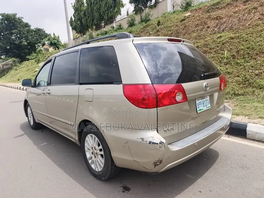 Toyota Sienna 2009 Gold