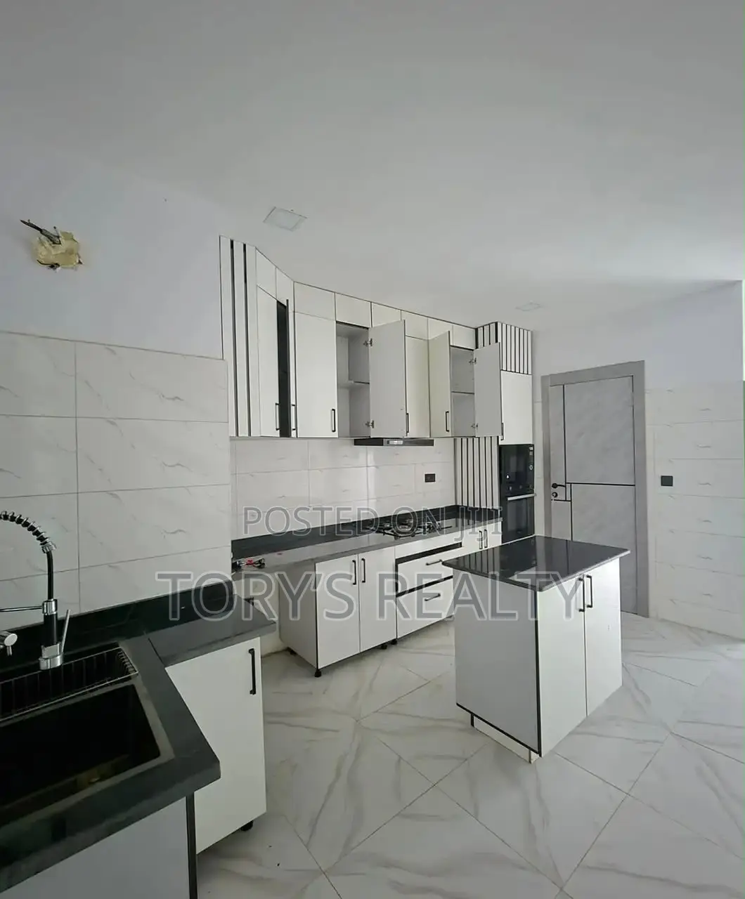3bdrm Apartment in Lekki Phase 1 for rent