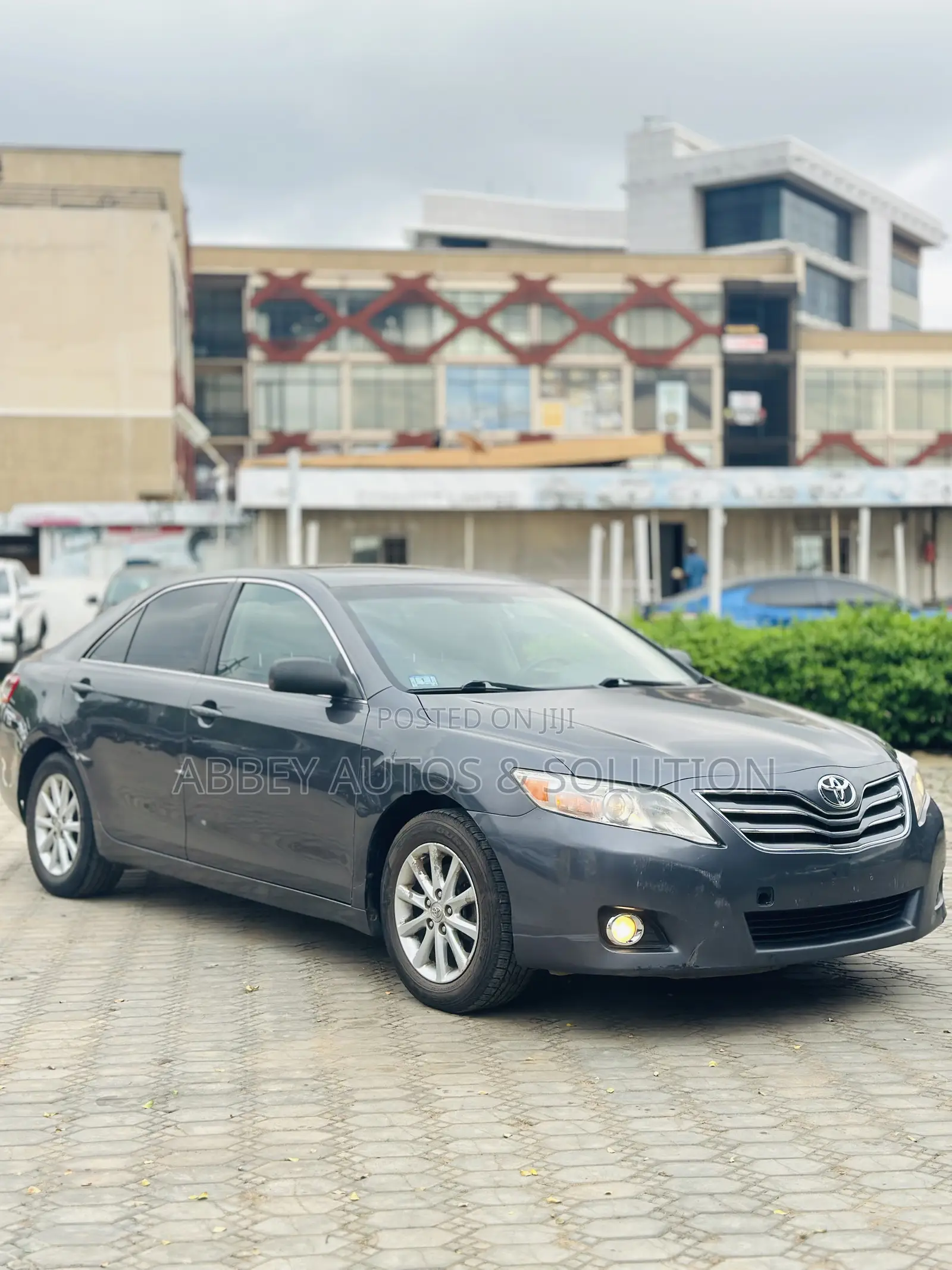 Toyota Camry XLE 4dr Sedan (2.5L 4cyl 6AM) 2010 Gray