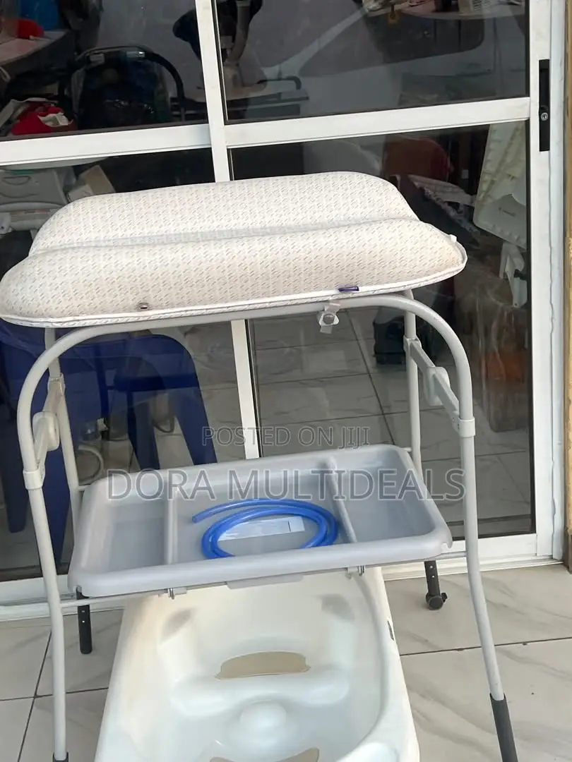 Chicco Baby Standing Bath & Dresser With Hose - Foreign Neatly Used