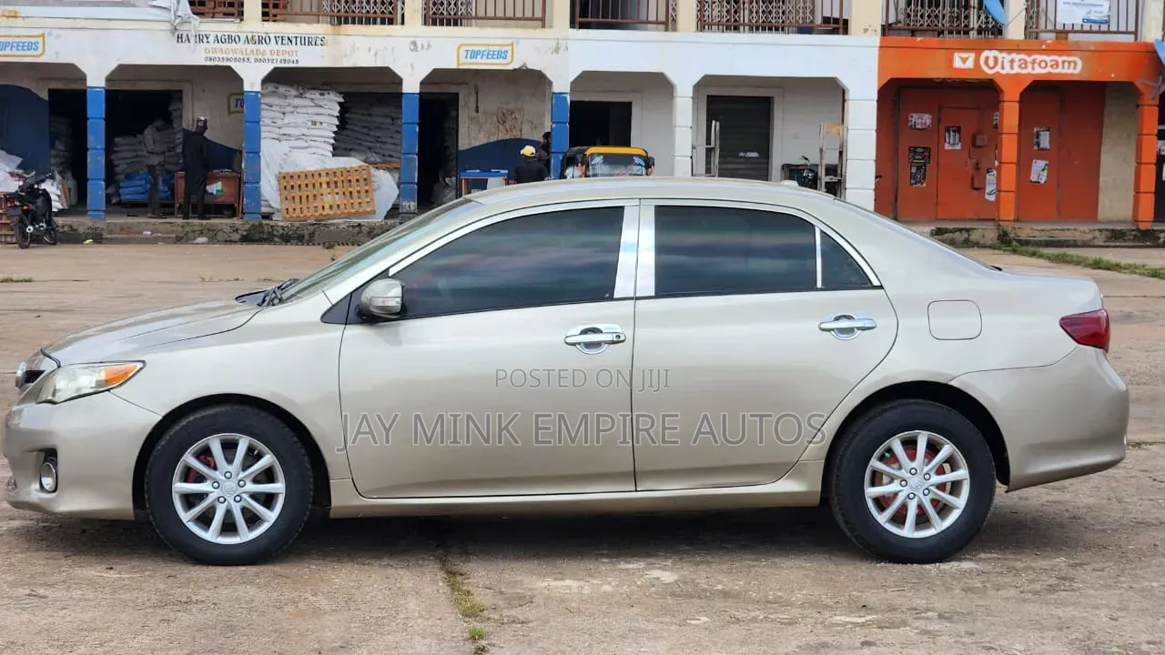 Toyota Corolla 2010 Gold