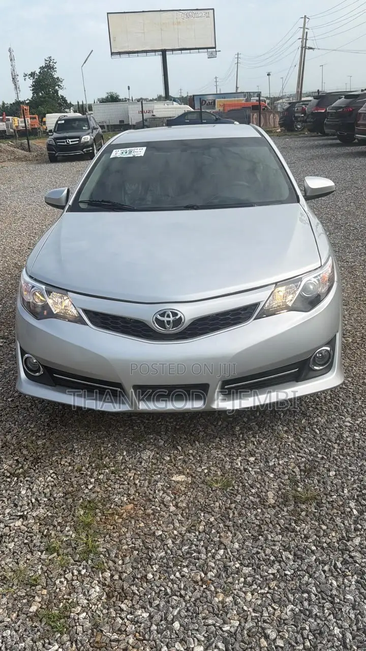 Toyota Camry SE 4dr Sedan (2.5L 4cyl 6A) 2013 Silver