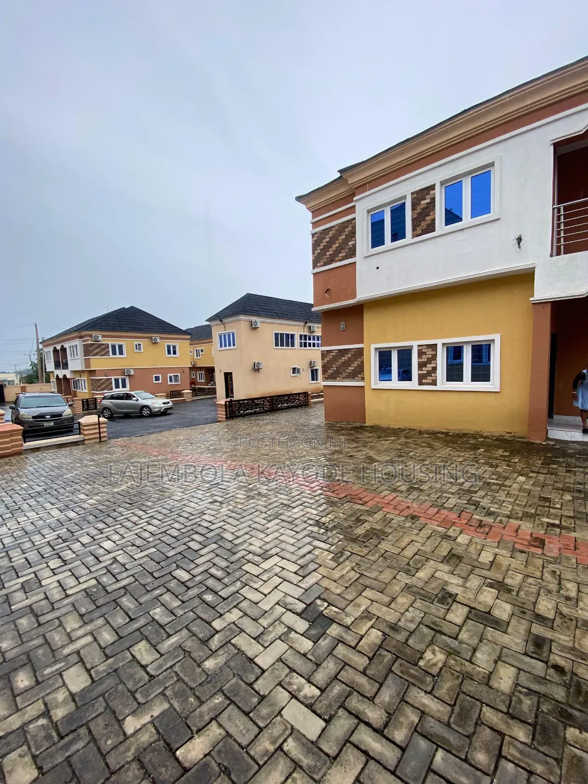 4bdrm Duplex in Whc Building, Jericho for sale