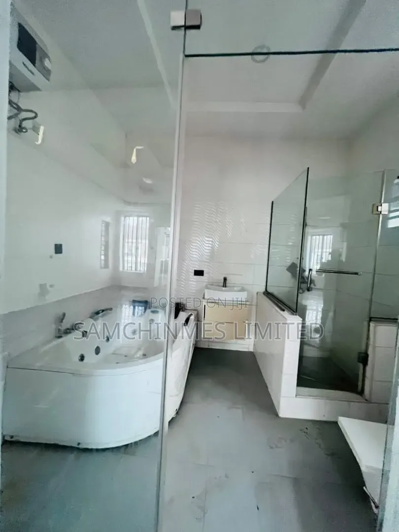 Mini Flat in Ikota for rent